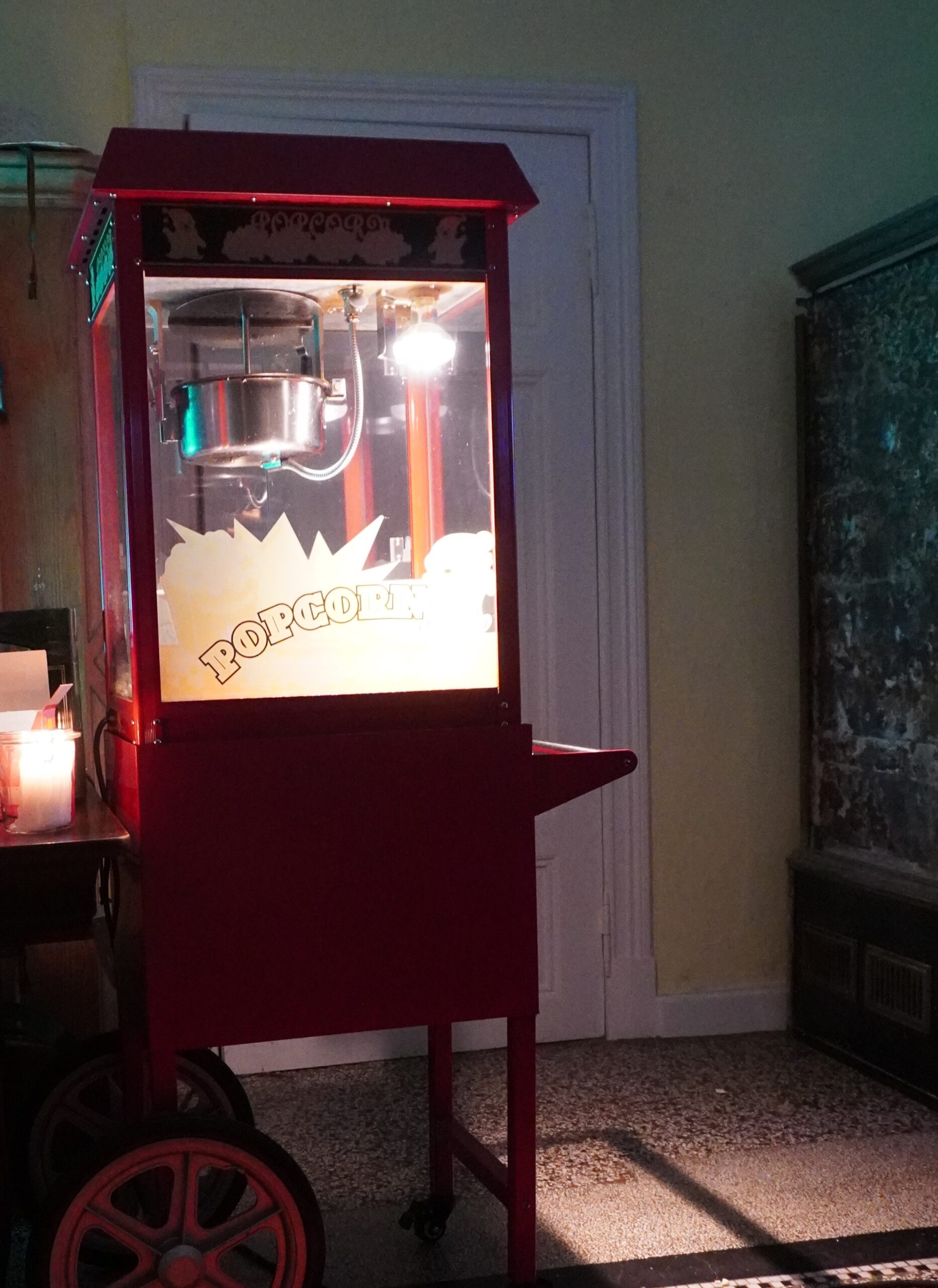 DSC02578 Eine gemütlich beleuchtete Popcorn-Maschine steht in der abgedunkelten Diele des Sassenhof